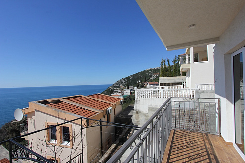 Modernes Haus mit Panoramablick auf das Meer
